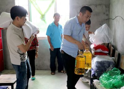 向貧困地區(qū)捐款捐物，同時推動就業(yè)扶貧